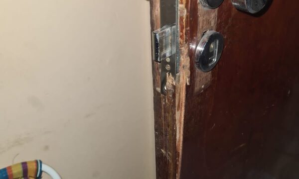 Roban cajas de esencias para vapeadores y baterías de celulares