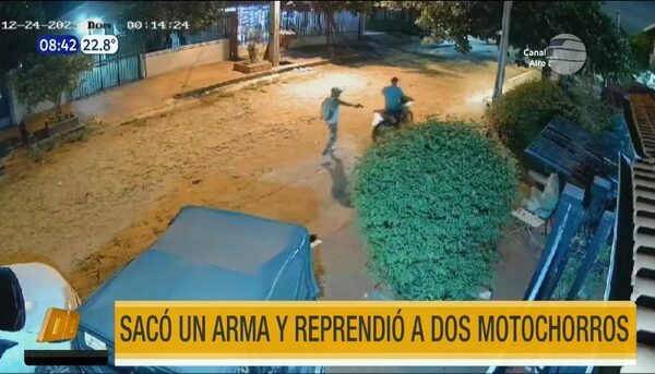 Sacó un arma y reprendió a dos motochorros en Luque | Telefuturo