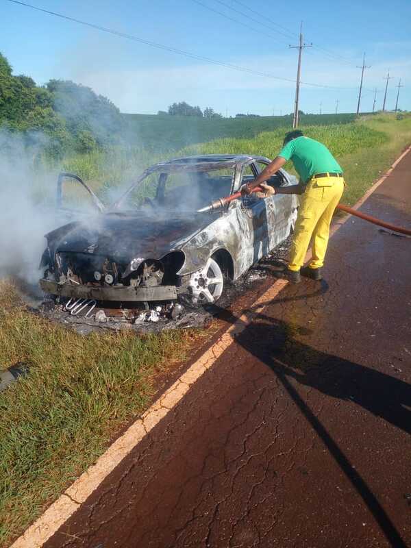 Incendio total de un automóvil en la Ruta Granero del Sur, zona de Vacay