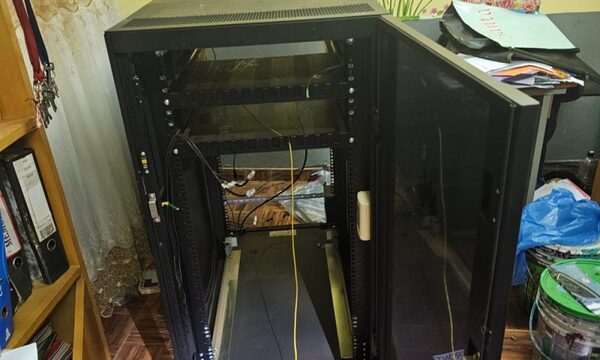 Roban aparato informático y cajas de leche de una escuela
