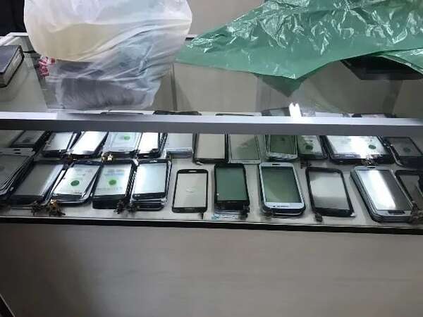 Allanamientos en el Mercado 4 contra venta de celulares robados - Policiales - ABC Color