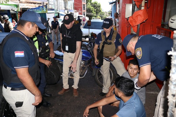 Asunción: Operación "Blacklist" desmantela red de venta de celulares robados en el Mercado 4 - ADN Digital