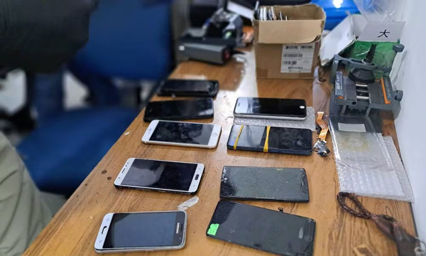 En el Mercado 4 de Asunción allanan galerías de teléfonos robados