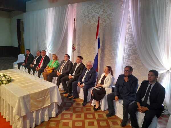 EN SESIÓN DE HONOR, LA JUNTA MUNICIPAL DE VILLARRICA HA HECHO ENTREGA DE GALARDONES HONORÍFICOS A CIUDADANOS DESTACADOS