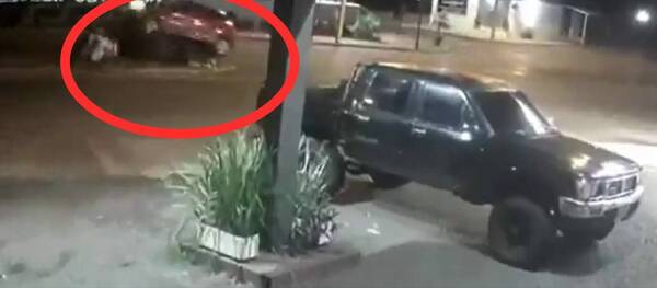 [VIDEO] ¿Qué le pasó? Fue a parar con su vehículo sobre el paseo central