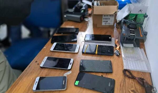 En medio de allanamientos en el Mercado 4, pillaron a “deliverys” que llegaban con teléfonos “sospechosos”
