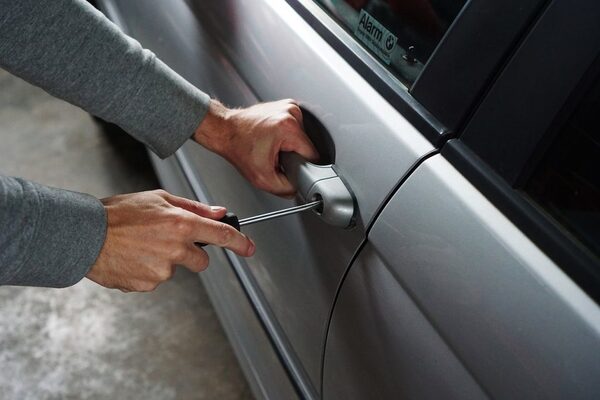 HURTARON DOS NOTEBOOKS DEL ESTACIONAMIENTO DE UN SUPERMERCADO EN ENCARNACIÓN - Itapúa Noticias