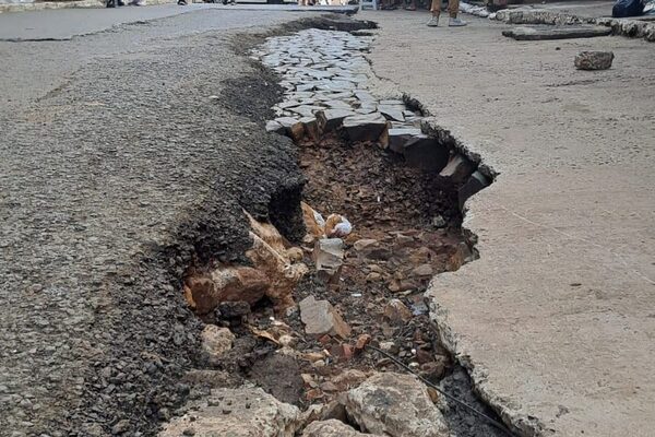 Enormes baches son peligrosos y feos en toda la avenida Adrián Jara