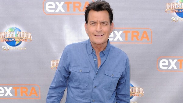 La mujer acusada de atacar a Charlie Sheen se declara no culpable