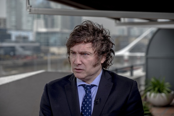 El Gobierno de Javier Milei se enfrenta a una cascada de demandas por su decreto econ贸mico - Revista PLUS