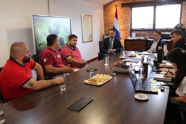 Diario HOY | Ministro del MITIC recibió a trabajadores de Copaco y escuchó sus exigencias