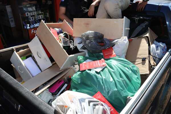 Operativo Blacklist: allanamientos en el Mercado 4 arroja 7 detenidos y más de 1000 celulares incautados - Megacadena - Diario Digital