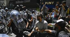 La Nación / Sindicatos protestan contra el decreto desregulador de Milei en Argentina
