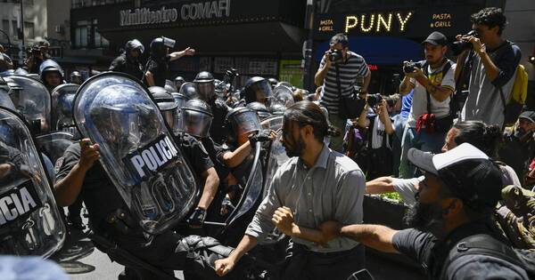 La Nación / Sindicatos protestan contra el decreto desregulador de Milei en Argentina