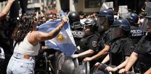 Marcha contra el DNU de Milei: empujones entre manifestantes y la Policía - Mundo - ABC Color