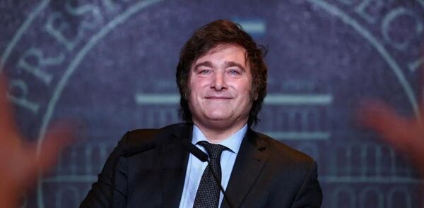 Javier Milei busca crear impuesto para pagar 16.000 millones de d贸lares de indemnizaci贸n por YPF - Revista PLUS