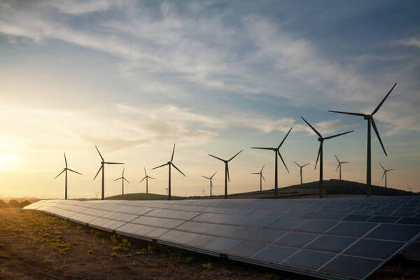 Transici贸n energ茅tica mundial necesitar谩 una inversi贸n anual de US$ 4,1 billones para 2050 - Revista PLUS
