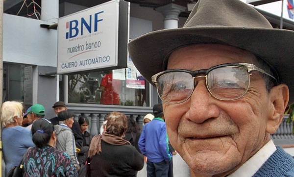 Pensiones y subsidios para adultos mayores y veteranos se elevan