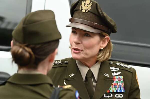 La mandataria de Honduras pide en ceremonia militar que cese el fuego en la Franja de Gaza - Mundo - ABC Color