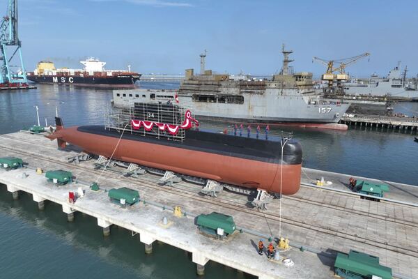 La Marina de Guerra de Perú pone a flote el primer submarino modernizado en sus astilleros - MarketData