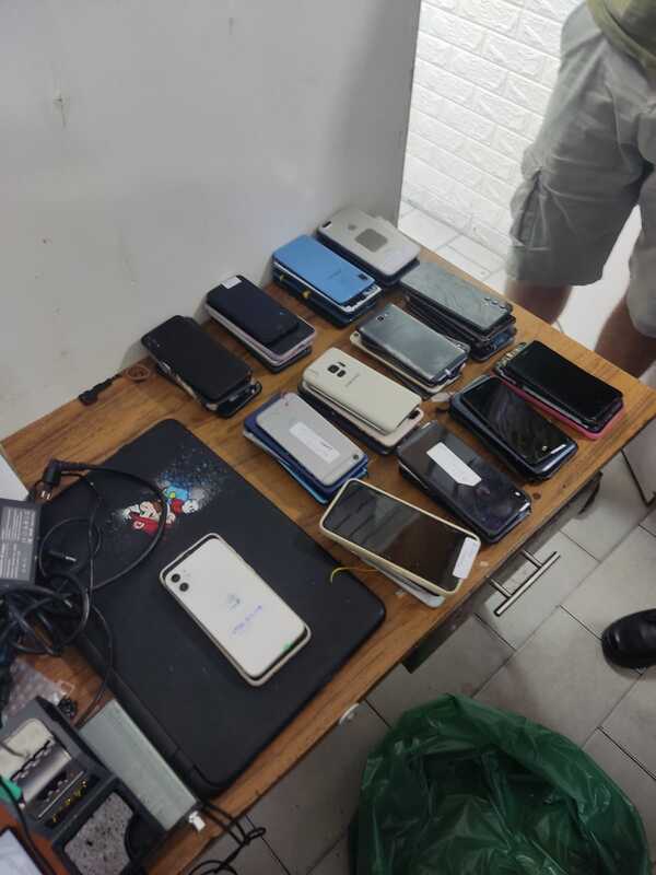 Operativo 'Blacklist': Allanan comercios en Mercado 4 e incautan celulares presumiblemente robados - Unicanal