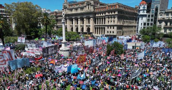 La Nación / Milei presenta paquete de leyes al Congreso en tensa jornada