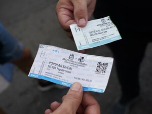 Versus / Milei legalizaría la reventa de entradas en el fútbol argentino