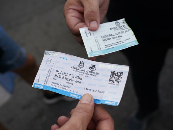 Versus / Milei legalizaría la reventa de entradas en el fútbol argentino