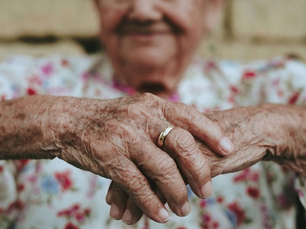 Triste, aumentan los casos de abandono de ancianos en el país - La Tribuna