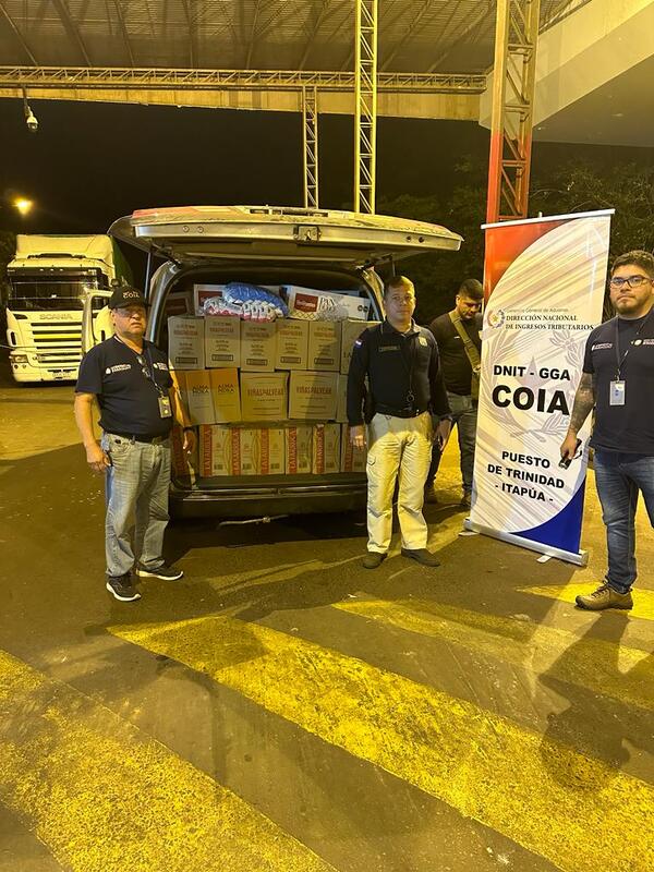 Incautan vehículo y gran cantidad de mercaderías en Coronel Bogado