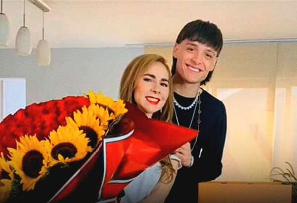 Madre de Peso Pluma rompe el silencio sobre los rumores sobre quién es el padre del cantante