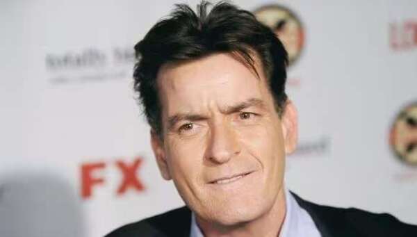 Mujer acusada de atacar a Charlie Sheen afirma ser inocente