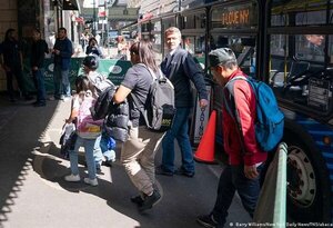 Nueva York restringe llegada de más autobuses con migrantes