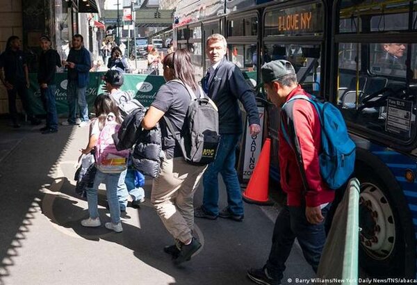 Nueva York restringe llegada de más autobuses con migrantes