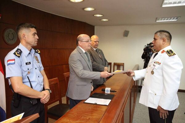 Reconocimiento a Suboficiales por servicio policial en la institución