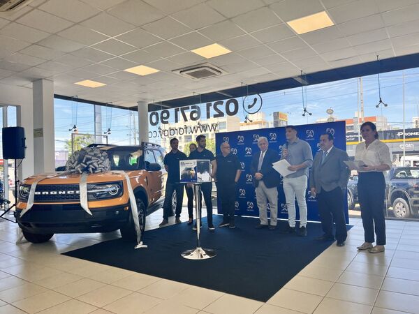 Tape Ruvicha premió a sus clientes con el sorteo de una Ford Bronco 4x4 por sus 50 años