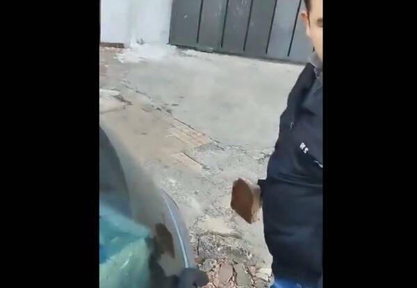 [VIDEO] Reclamo opa vai: reventó con piedra el vehículo de una doña porque no le dio 50 mil’i
