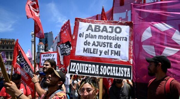 Sindicatos protestan contra el decreto de Milei en Argentina