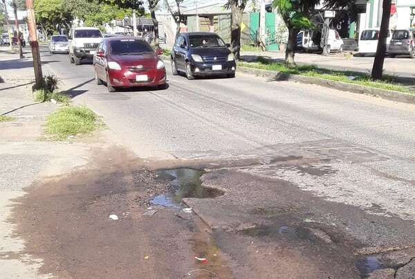 Pérdida de agua lleva meses en el mismo lugar - Crónicas Ciudadanas - ABC Color