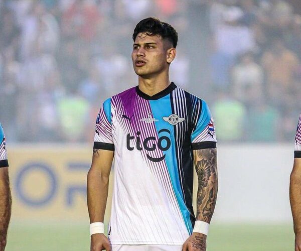 Matias Espinoza renovó con Libertad