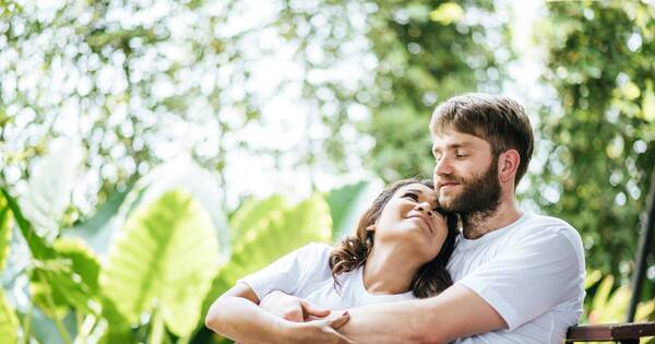 La Nación / ¿Por qué se sienten mariposas en el estómago cuando uno está enamorado?