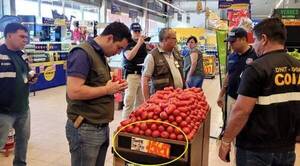 ¡Haihue! Pillaron tomate de contrabando en un supermercado