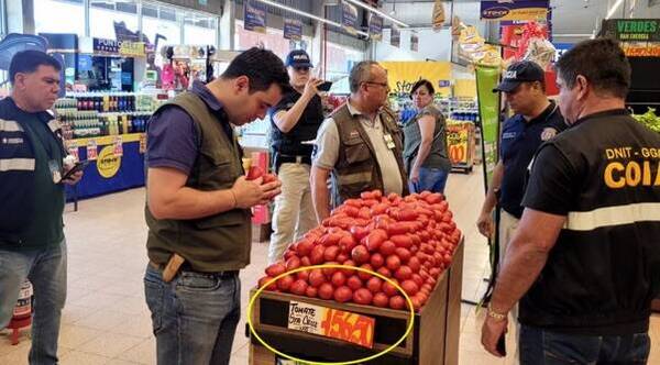¡Haihue! Pillaron tomate de contrabando en un supermercado