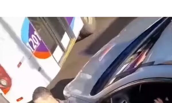 (VIDEO)Nervios de Año Nuevo: Choferes de bus de trenzaron en plena calle