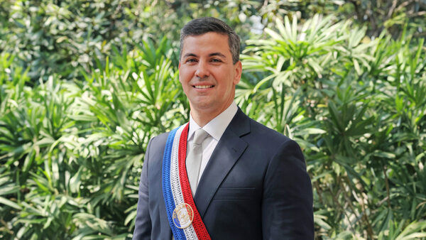 Santiago Pe帽a fue elegido como el Personaje del A帽o 2023 por la Revista PLUS - Revista PLUS