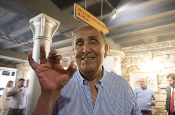 Uruguay presenta una moneda conmemorativa por los 50 años de la tragedia de los Andes - MarketData