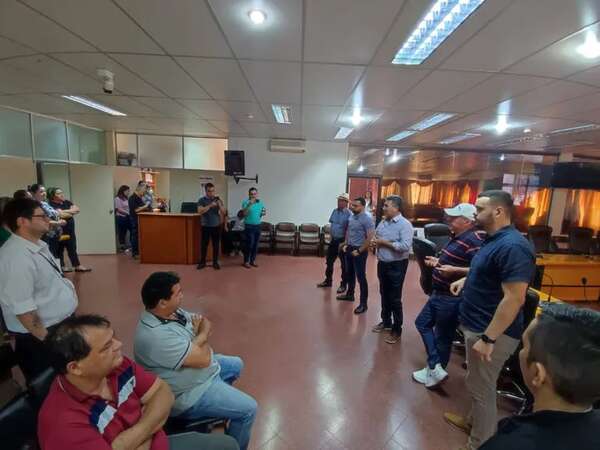 Encarnación: danza de espera de 93 funcionarios afectados por “poda” en la Gobernación de Itapúa - Nacionales - ABC Color