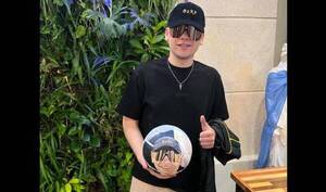 Artista paraguaya le pintó a Bizarrap en una pelota