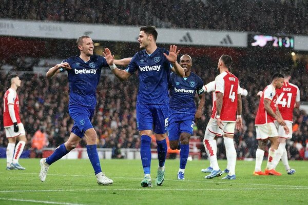 Versus / Arsenal se estrella en casa ante West Ham y deja a Liverpool como solitario líder