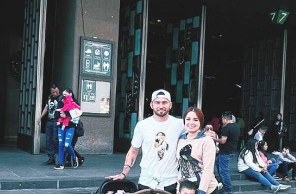 Juan Escobar, en apoyo a su esposa, se quedó con ella en México